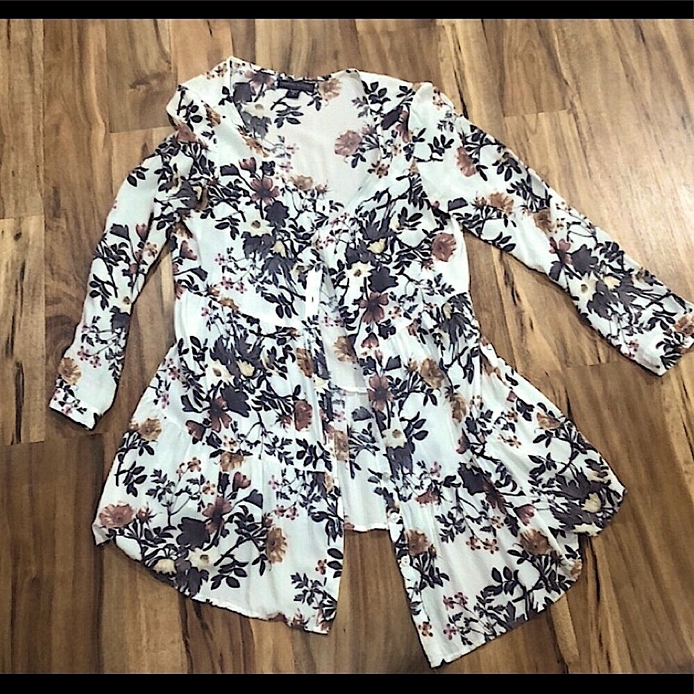 🆕🔥KENDALL&KYLIE GORGEOUS LONGSLEEVE SHIRT/BUTTON UP FLOWY TOP&LIGHTWEIGHT NWOT